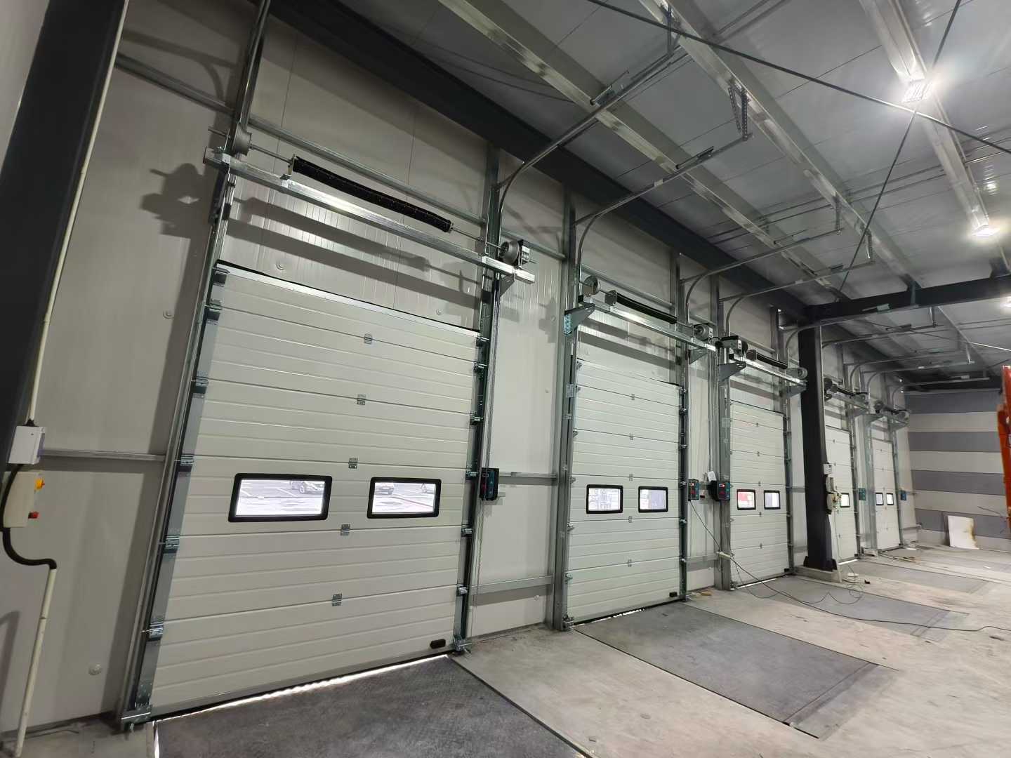 شحن الأبواب المقطعية الصناعية ووحدات التسوية لمشاريع المستودعات